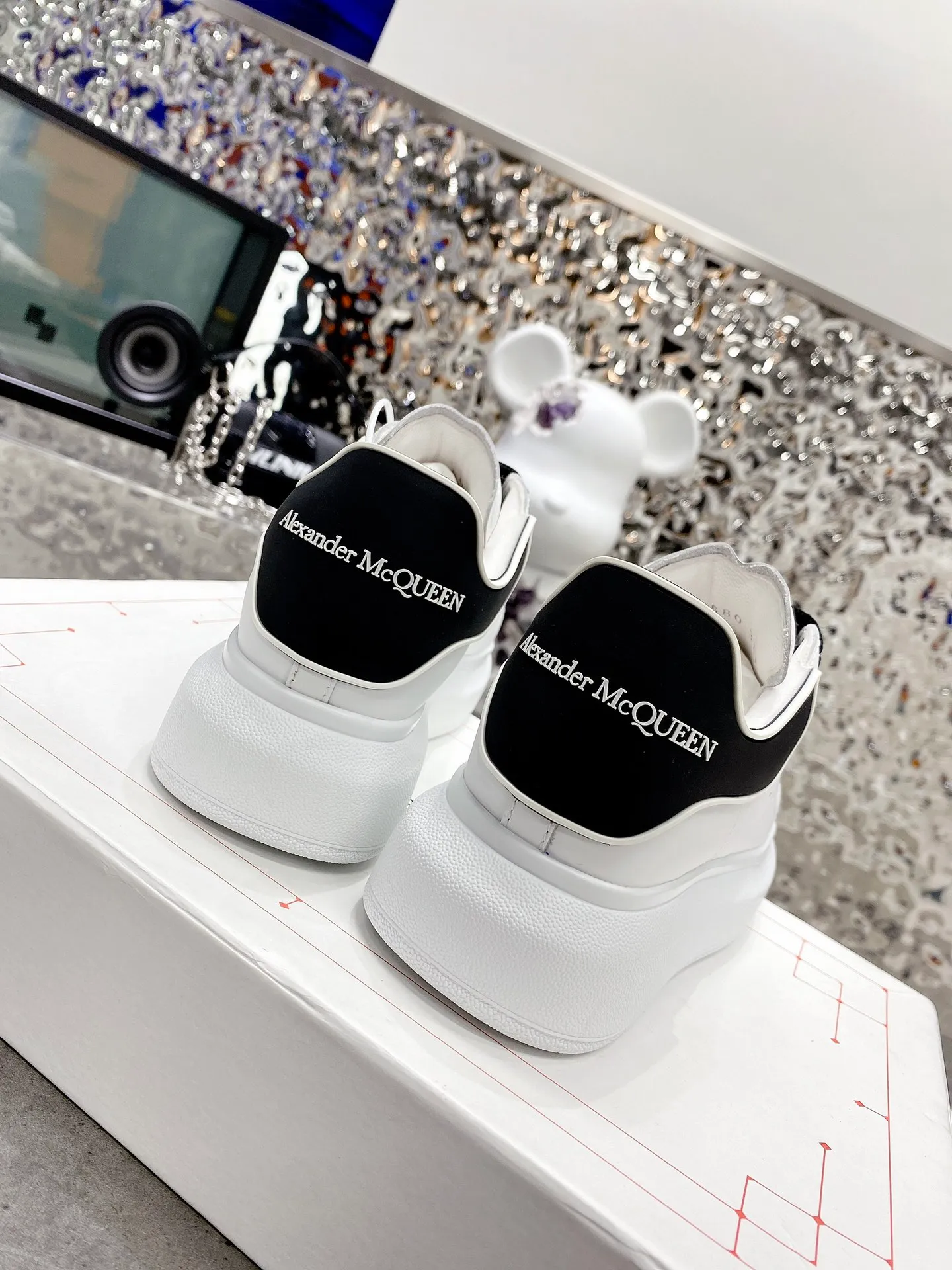 👟👟Ex-factory price 480👟👟 Women's shoe factory McQueen's latest original version developed this year will definitely bring you the most cost-effective ALEXANDER MCQUEEN classic in the market. If you don't have the confidence to improve the quality, there is really no need to put it on the table🔙.  Purchased original version from HK counter, various demolitions.  All kinds of open touch💥All kinds of K are welcome.  (Anyone who has the original version at the stall is welcome🆚) The thick sole perfectly increases the elongated visual effect. The most perfect proportion of the shoe body is this last shape. The logo font on the rear tail is printed in small fonts. The foot logo is made of genuine leather air-pressed and colorless process. We will always update the color according to the counter. 🔘Upper: Genuine customized silk cowhide 🔘Inner: original water-dyed sheep leather 🔘Sole: exclusive molding TU➕U vacuum 🔘Shoe tail: Thermal transfer printing technology 🔘Size for women: 34-41 for men: 38-46